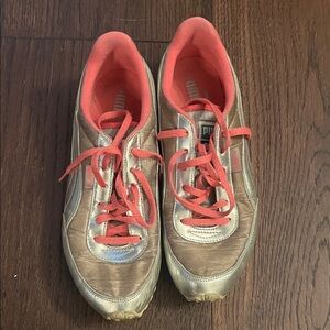Puma Women's silver Metallic Sneakers with Pink laces, size 8